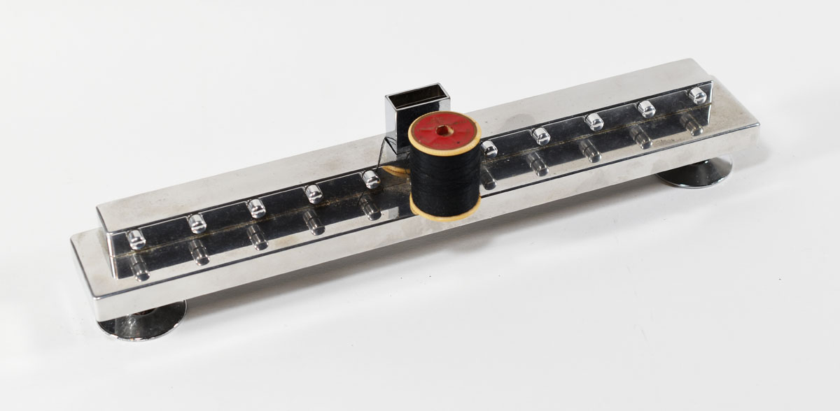 Razor Blade Stand with Thread Quicker than the Eye