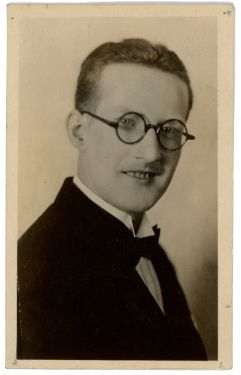 Russell L. Secrest Portrait, Magician and Speed-Artist
